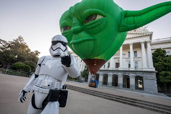 Disneyland Resort celebra la nueva Star Wars: Galaxy’s Edge con un globo gigante del Maestro Yoda